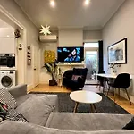 Charming Two Bedroom Unit In Mcmahons Point