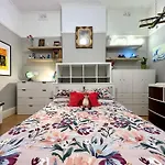 Charming Two Bedroom Unit In Mcmahons Point
