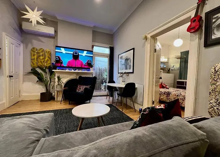 Charming Two Bedroom Unit In Mcmahons Point