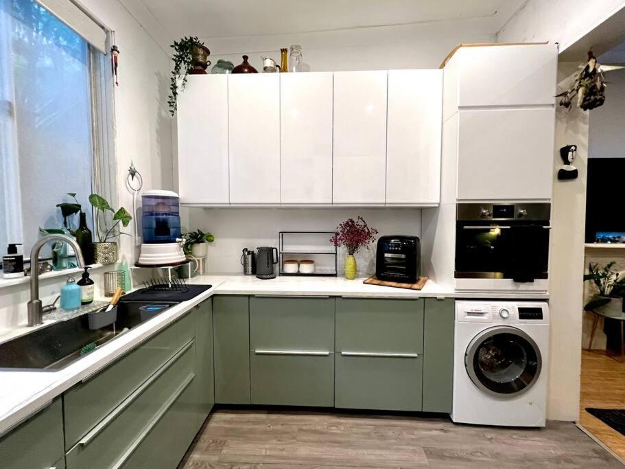 Charming Two Bedroom Unit In Mcmahons Point