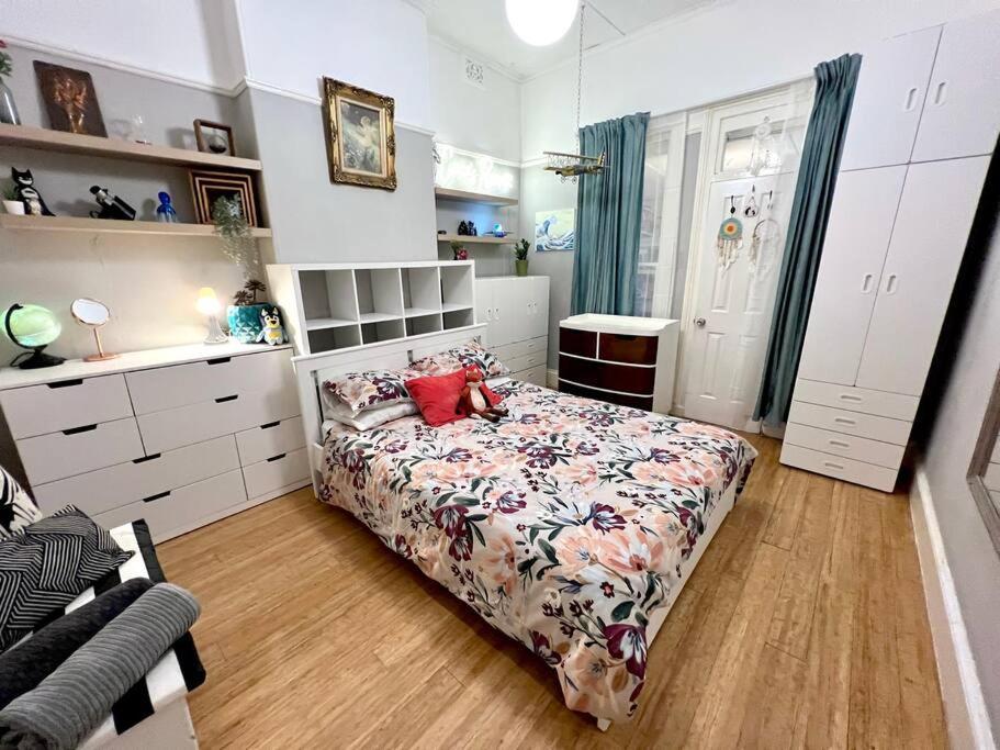 Charming Two Bedroom Unit In Mcmahons Point Sydney