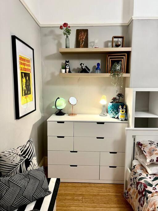 Charming Two Bedroom Unit In Mcmahons Point Apartment
