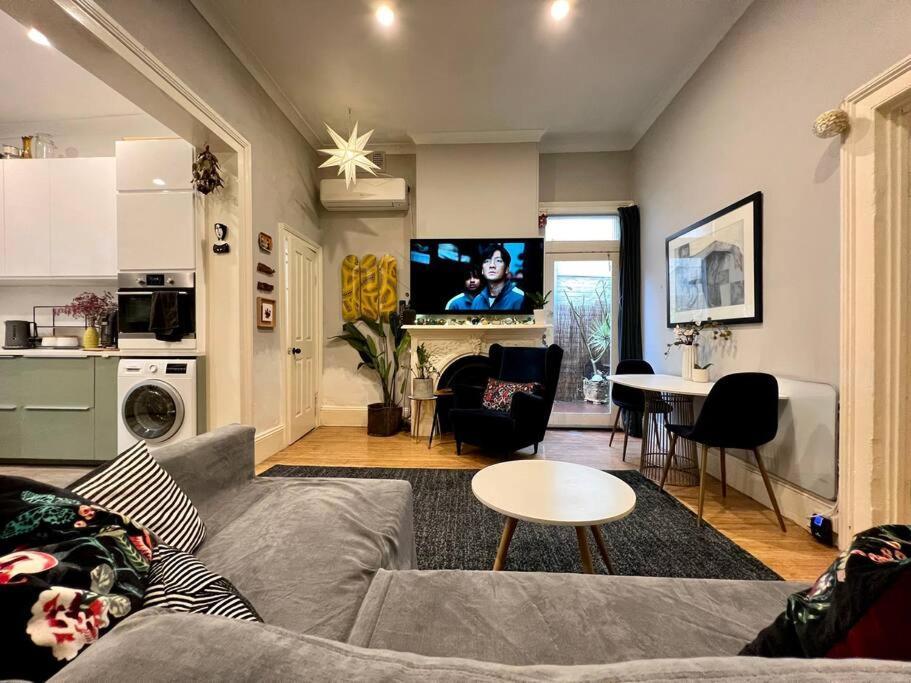 Charming Two Bedroom Unit In Mcmahons Point