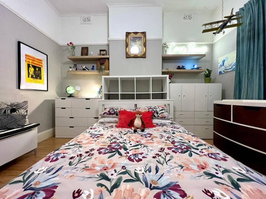 Charming Two Bedroom Unit In Mcmahons Point Apartment