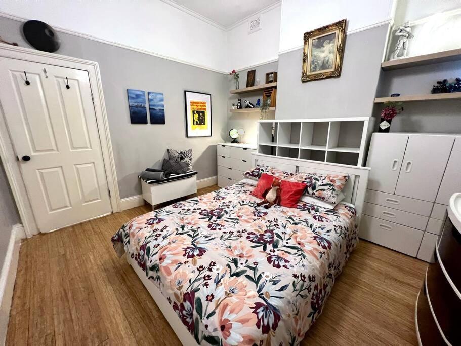 Charming Two Bedroom Unit In Mcmahons Point *