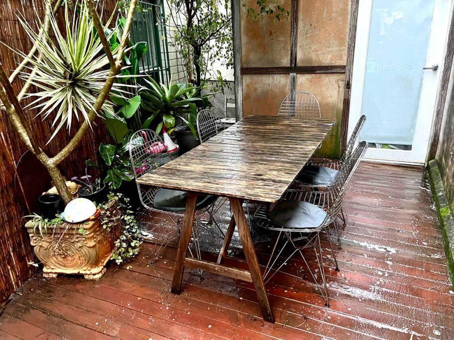 Charming Two Bedroom Unit In Mcmahons Point Sydney