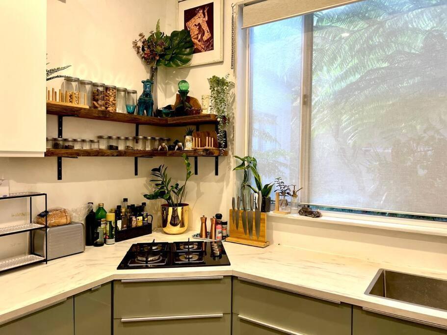 Charming Two Bedroom Unit In Mcmahons Point Apartment