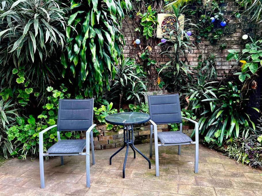 Charming Two Bedroom Unit In Mcmahons Point