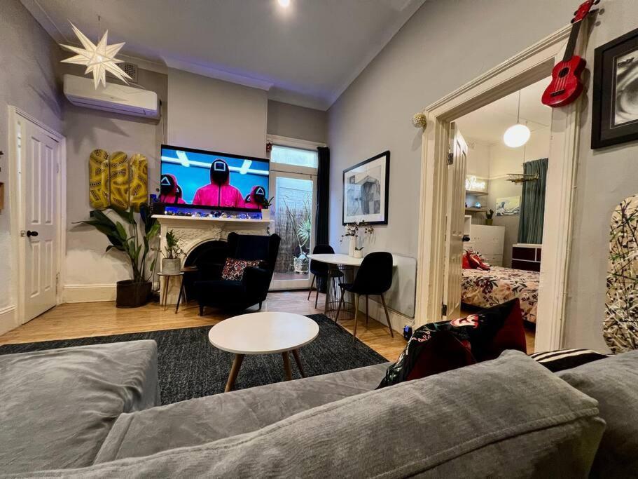 Apartment Charming Two Bedroom Unit In Mcmahons Point