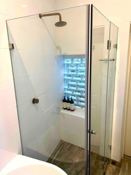 Charming Two Bedroom Unit In Mcmahons Point Apartment Sydney