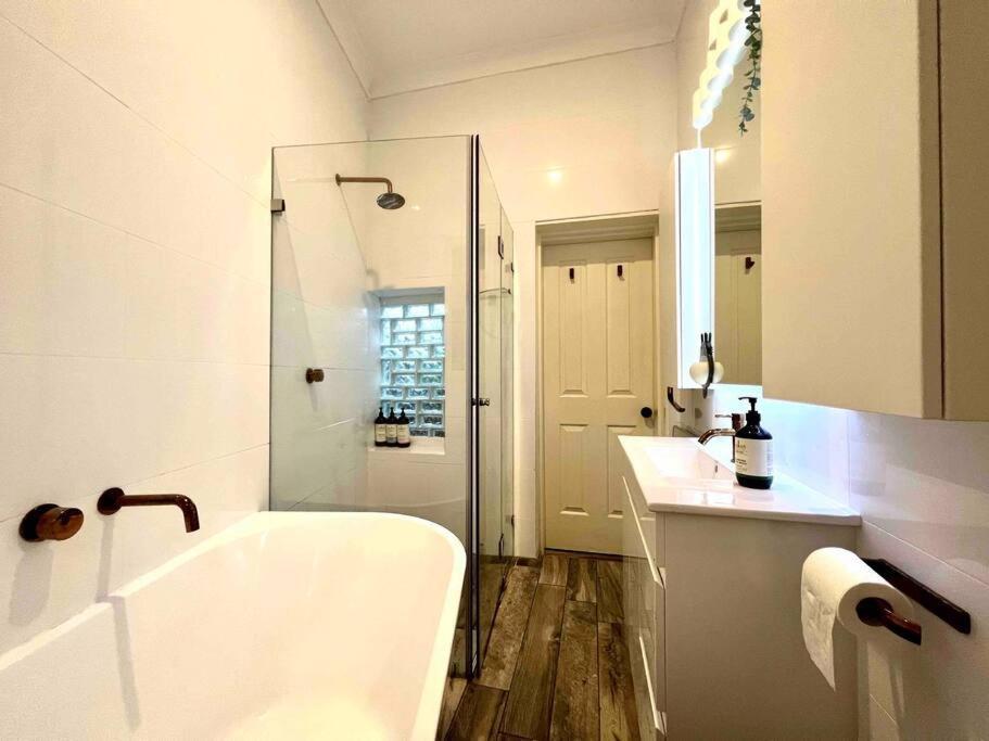 Charming Two Bedroom Unit In Mcmahons Point Sydney